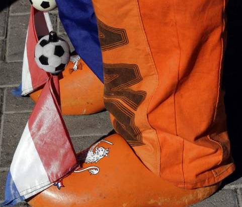 ap - Con llamativas pintas y zapatos únicos, los holandeses esperan apoyar a sus jugadores para soñar con su primer mundial.