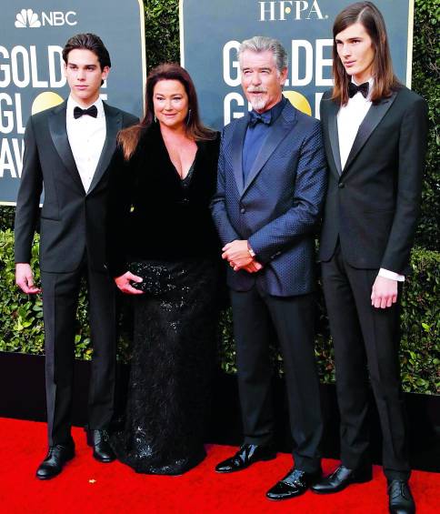 Joyas y vestidos sobre la alfombra de los Globos de Oro