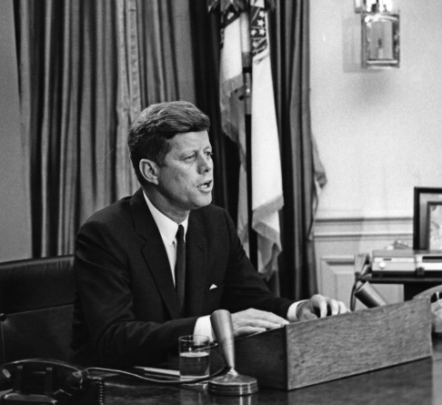 Si los atentados contra Hitler o Castro fueron tanto reiterados como frustrados, en el caso de John F. Kennedy sus autores no dejaron espacio al error. FOTOs afp y gob. de EE. UU.