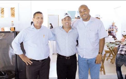 Alcaldes de Nechí, Eduardo Cabrera, y de Turbo, William Palacio, con Besaile (centro). FOTO cortesía