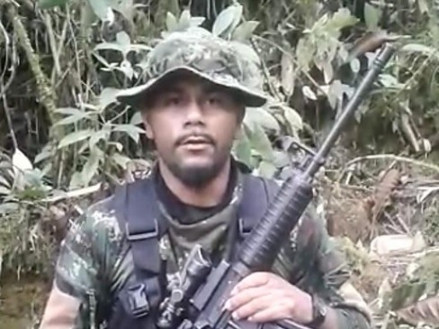 Alias Ramiro, jefe de las disidencias del frente 18 de las Farc con un fusil importado. FOTO CORTESÍA