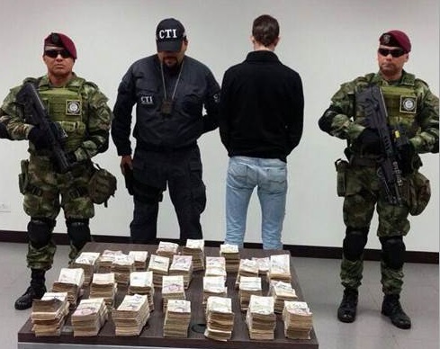 Foto de la incautación de 613 millones de pesos y la captura de Luis Javier. FOTO Ejército