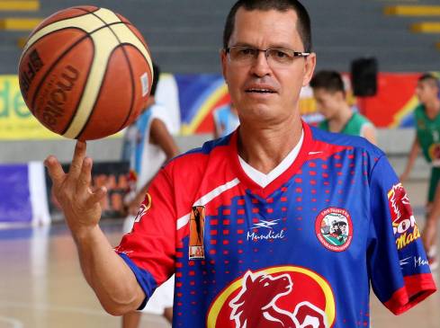 Danilo jugó baloncesto durante su infancia. Después de perder un brazo, se decidió por enseñar este deporte. fOTO donaldo zuluaga