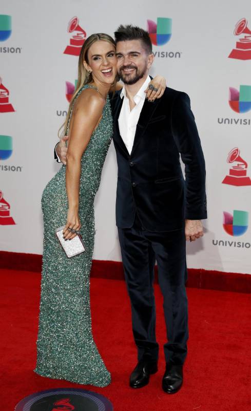 Karen Martínez y Juanes llegaron muy elegantes a la gala. FOTO Reuters