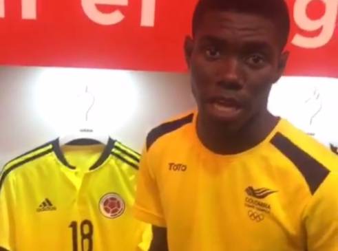 Yuberjen compartió con los jugadores de la Selección Colombia en Barranquilla antes del partido y pudo ingresar al camerino donde estaba el número de Zuñiga. FOTO Instagram.com/camilozuniga18