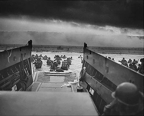 Fotografía facilitada por el ejército de los EE.UU. que muestra a soldados que esquivan fuego enemigo durante el desembarco de Normandía (Francia) el 6 de junio de 1944. FOTO: EFE