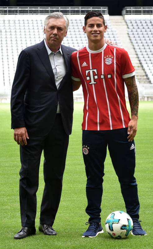 James posó varias veces ante las cámaras con Carlo Ancelotti. FOTO AFP