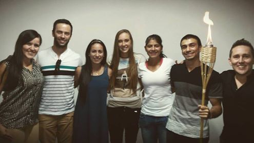 Escuela de Campeones despidió a sus deportistas con un ritual en el que Mariana Pajón, Catalina Usme y Nicole Regnier recibieron una antorcha que a su vez entregaron a Jorge Hugo Giraldo, el gimnasta que fue su referente desde niños. En los extremos Lali y Johnatan Bustamante, sus entrenadores mentales. FOTO Cortesía