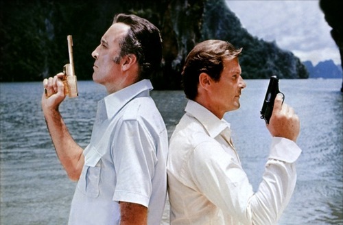 Francisco Scaramanga uno de los villanos más recordados de James Bond, en El hombre del revólver de oro (1974). 