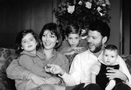 Juan Manuel Santos y una foto familiar sacada del álbum de los recuerdos. FOTO COLPRENSA