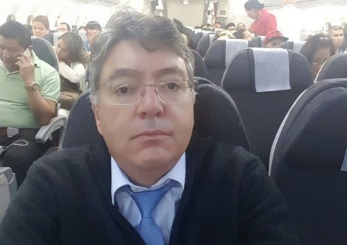 El ministro de Hacienda, Mauricio Cárdenas, en clase económica Madrid- Bogotá, Bogotá- Madrid. FOTO CORTESÍA