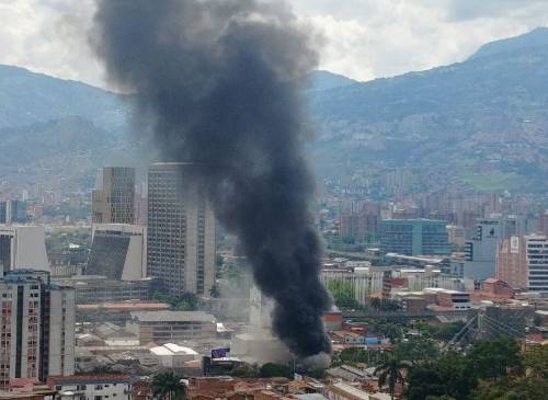 Incendio en la carrera 48 con calle 43, en fábrica de pinturas del centro de Medellín. FOTO CORTESÍA PAULINA GARCÍA