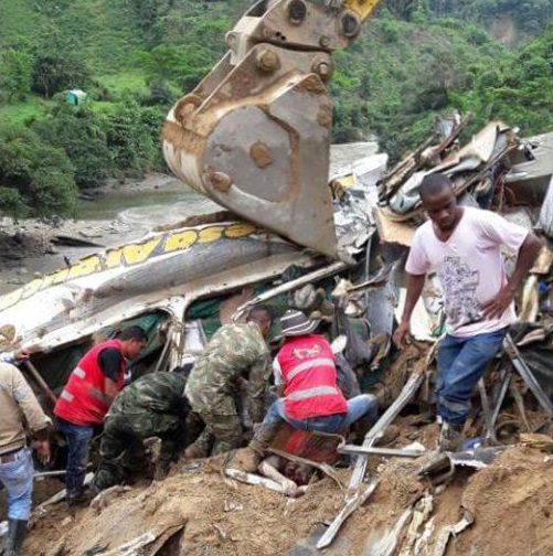El bus de la empresa Arauca fue sepultado por un alud de tierra. FOTO CORTESÍA