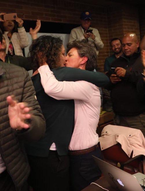 Claudia López fue elegida alcaldesa de Bogotá. Así celebró con su pareja, Angélica Lozano. Foto: Tomada de Twitter.
