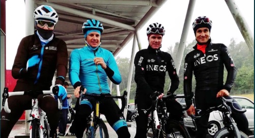 Chris Froome, tercero de izquierda a derecha, regresó a la ruta. FOTO @CHRISFROOME
