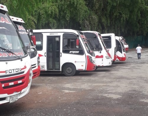 Este es el lote donde están parqueados los buses de Santra, que dejaron de prestar servicio en protesta por el cierre del lugar. FOTO CORTESÍA