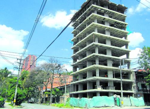 Desde esta construcción en Calasanz, cayó el martillo que hirió a Gustavo Upegui Betancur. FOTO PABLO ANDRÉS SANTA