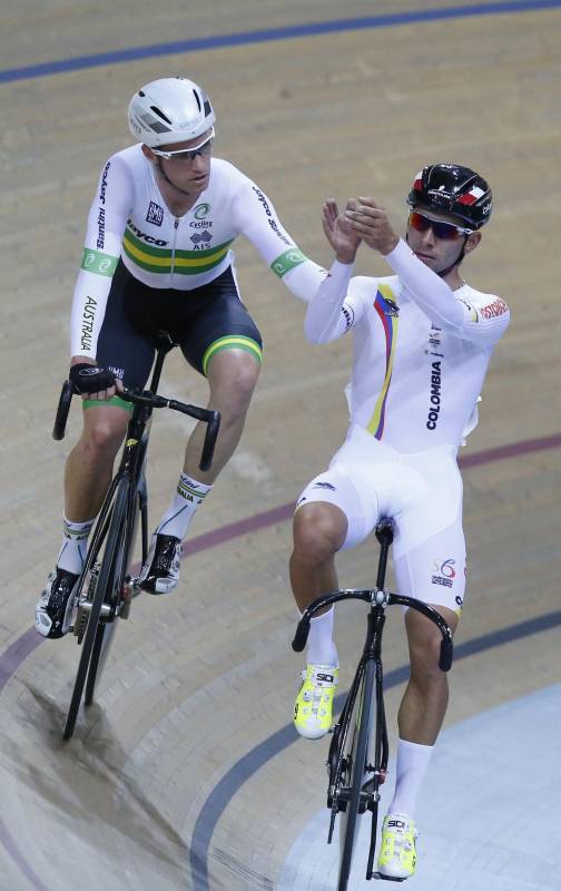 Glenn O’Shea de Australia felicita al colombiano. FOTO AP