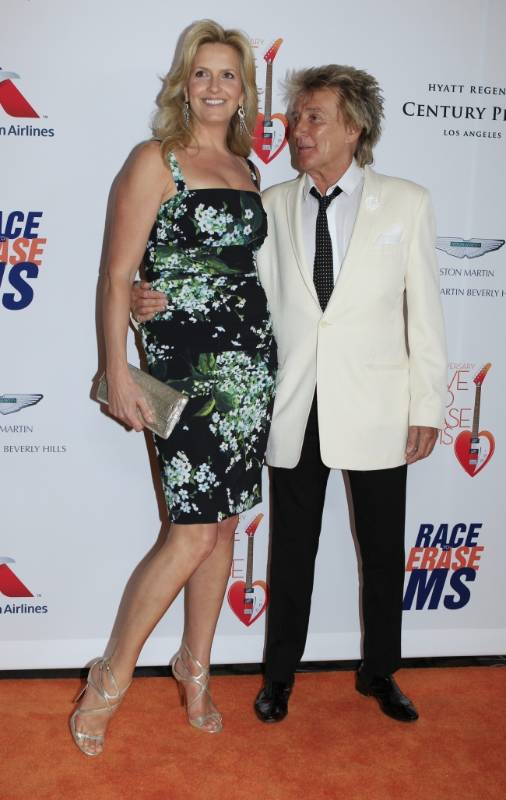 Rod Stewart y Penny Lancaster: La esposa de Rod Stewart es más alta que el famoso cantante. Eso no ha sido impedimento en la alfombra roja cada vez que participan en galas. Ella siempre luce más alta que él. FOTO ARCHIVO.