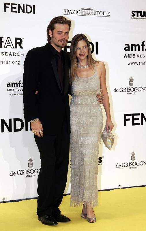 Mira Sorvino y Christopher Backus: La actriz que ganara el Oscar por poderosa afrodita es 14 años mayor que su esposo, el también actor Christopher Backus con quien tiene 4 hijos. Ella tiene 47 y el 33. FOTO ARCHIVO.
