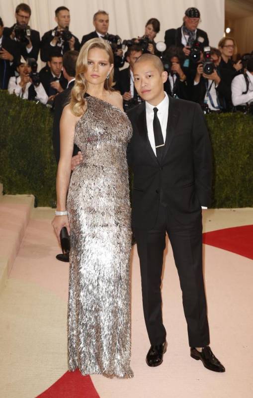 La modelo Anna Ewers y el diseñador Jason Wu. FOTO Reuters