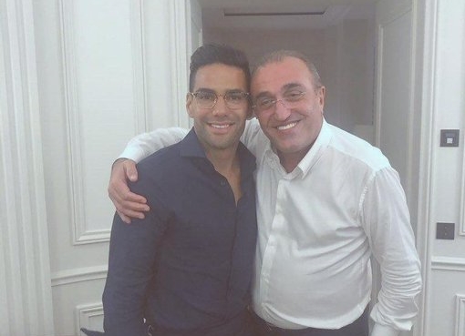 El goleador colombiano junto a Abdürrahim Albayrak, segundo al mando del Galatasaray. FOTO @tribundergi
