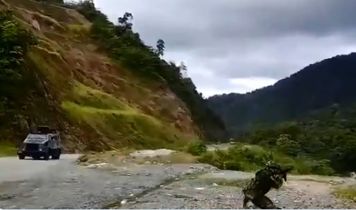 En la imagen se ve cómo un militar apunta hacia las montañas con su arma para repeler el ataque. FOTO Captura de video 