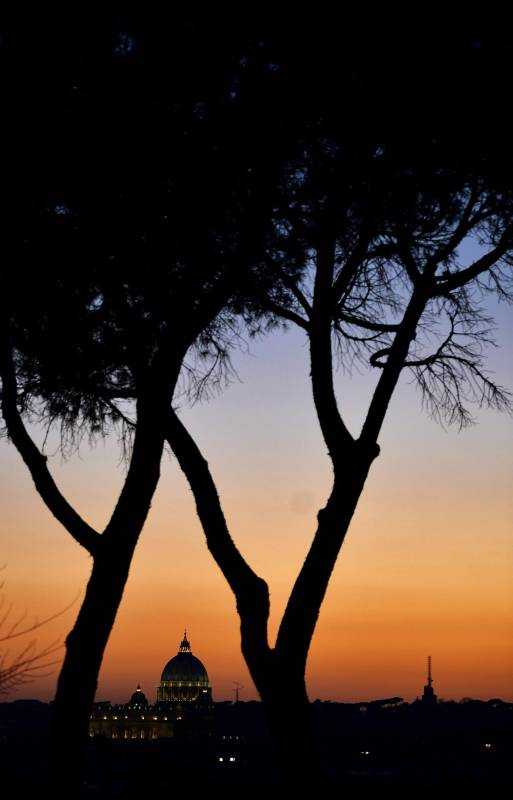 Puesta de sol y al fondo la Basílica de San Pedro en el Vaticano. FOTO AFP