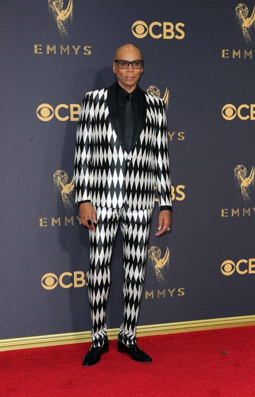 RuPaul en la alfombra roja, antes de aparecer en la gala como un ángel. Foto: Reuters