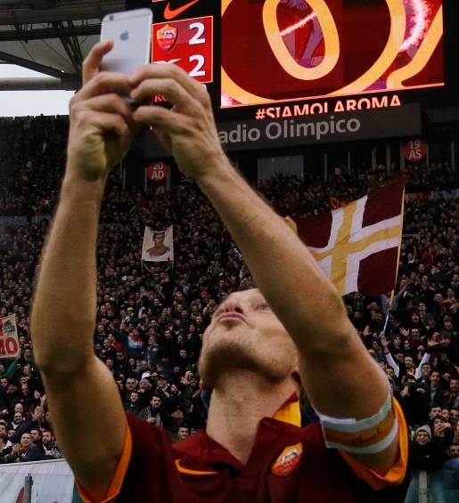 Totti ajustó la cámara del celular, levantó el aparato con los dos brazos, sonrió pícaro y tomó la foto, que luego fue colgada en la página de Facebook de la Roma. FOTO AP