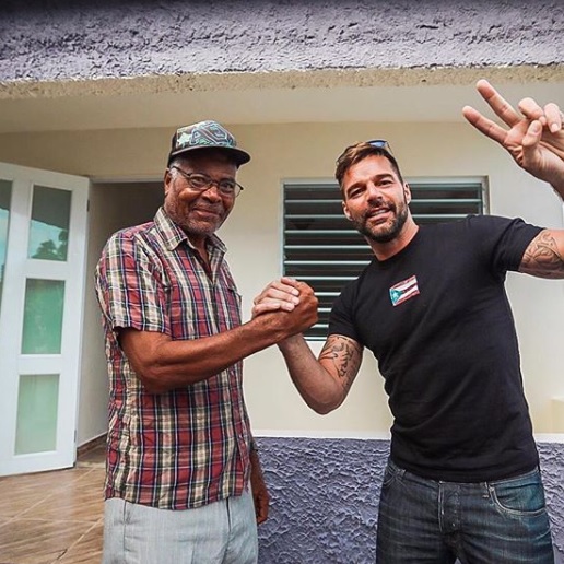 Ricky Martin entrega viviendas a afectados por huracanes