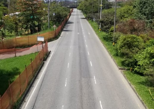 Así lucía la Regional hacia el sur, pasadas las 11 de la mañana, desde el puente de la estación Envigado. FOTO ÁNGEL ORREGO