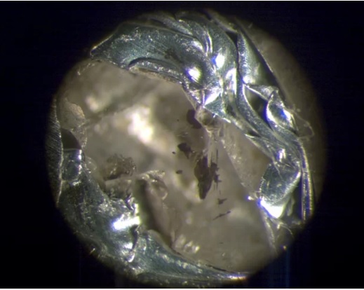 El diamante conla perovskita en su interior. Foto UBC