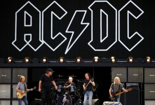 Con este anuncio, el mítico guitarrista Angus Young, a sus 61 años, se confirma como líder indiscutible de AC/DC. FOTO Reuters