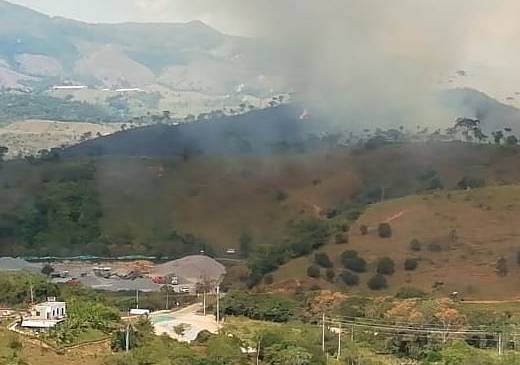 Un incendio forestal en el corregimiento Porce del municipio de Santo Domingo sería la causa del suceso. FOTO: CORTESÍA GUARDIANES ANTIOQUIA