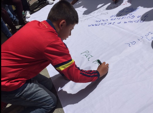 Los ciudadanos han puesto varias pancartas con mensajes alusivos a la paz de Colombia en Bogotá. FOTO Cortesía @marchapatriota