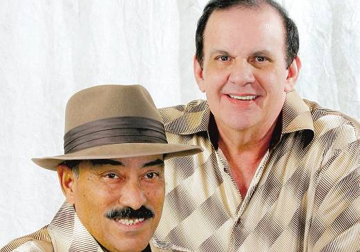 Raphy, derecha, junto a Sammy Marrero, solista. Una de sus canciones más conocidas fue “Siempre alegre”. FOTO archivo