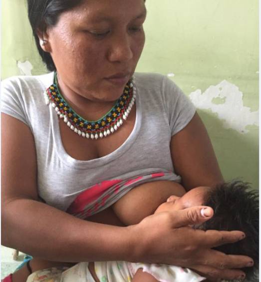 Carlina Isarama aunque no habla español ya que pertenece a una comunidad indígena, sabe de los beneficios que tiene la leche materna para su bebé. Fotos: María Victoria Correa