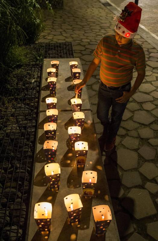 En Parques del río se reunieron varias familias a armar los faroles y prender velitas. Foto: Jaime Pérez. 
