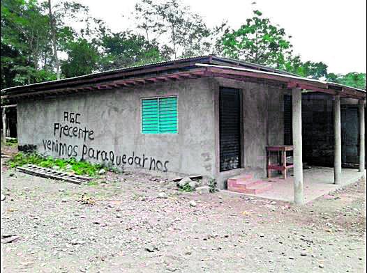 “Los Urabeños” pintan grafitis cerca a comunidad de paz en San José de Apartadó
