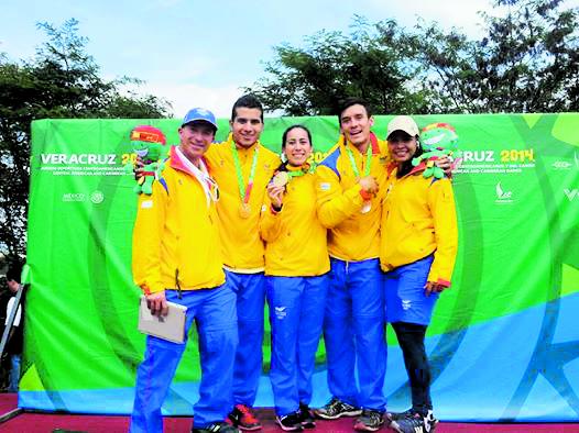 La selección criolla de bmx. Germán Medina, Carlos Ramírez, Mariana Pajón, Carlos Oquendo y María P. Osorno. FOTO CORTESÍA