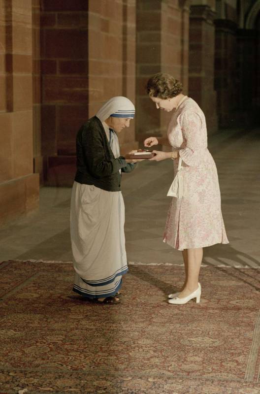 24 de noviembre de 1983 Isabel II con la Madre Teresa de Calcuta.