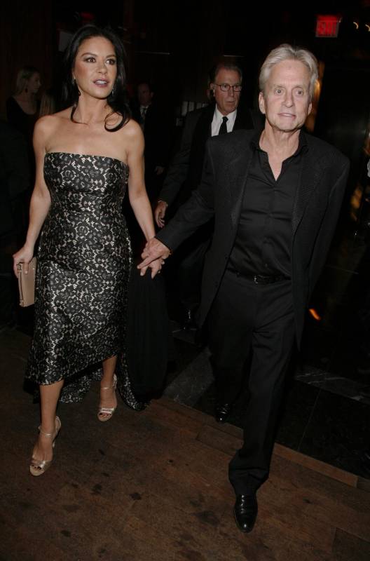 Michael Douglas y Catherine Z. Jones: Son pareja desde el año 2000 y aunque han tenido crisis matrimoniales, se han recuperado y siguen juntos. Tienen dos hijos. FOTO ARCHIVO. 