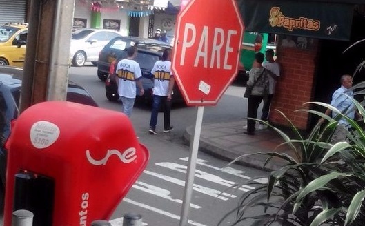 En Sabaneta se uniformaron jóvenes con camisetas y reparten publicidad. CORTESÍA @dandobolillo