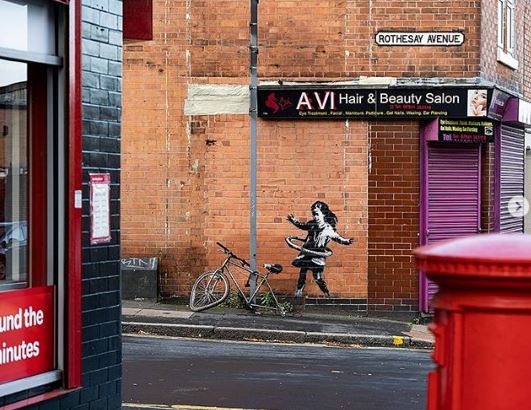 El célebre artista callejero británico Banksy reivindicó este sábado en las redes sociales el mural de una niña jugando al hula hoop con un neumático de bicicleta. Foto: Cuenta de Instragram de Banksy