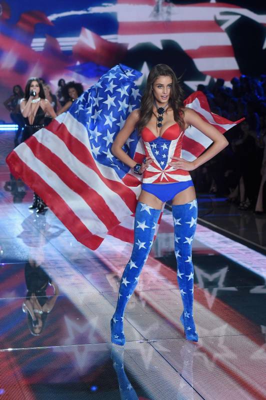 El espectáculo de moda llegó a su edición número 20 con estrellas como Selena Gómez, Kendall Jenner y Adriana Lima. FOTO: AFP