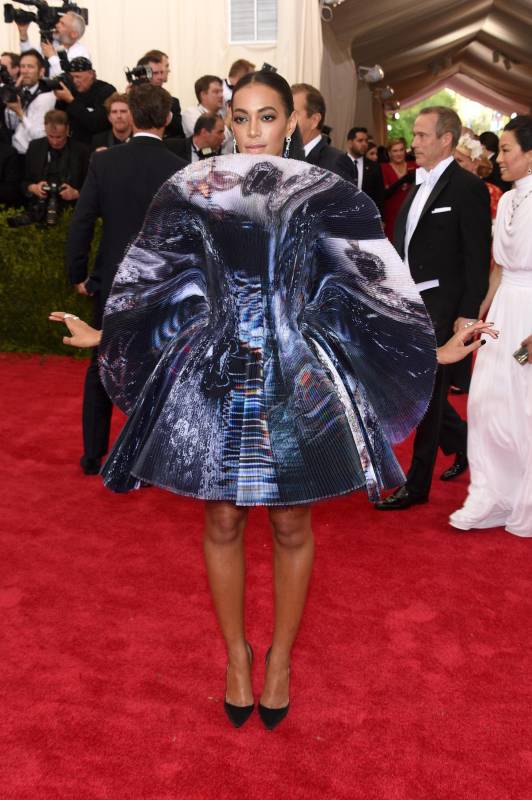 Solange Knowles no se ve muy cómoda en este diseño de Giles. FOTO AFP