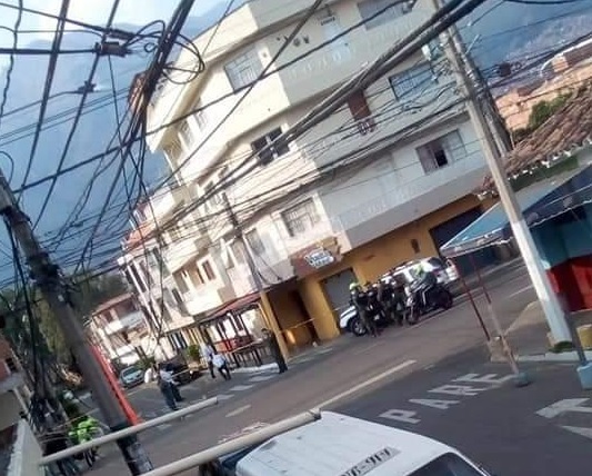 En la cuadra del barrio Mesa en la que sucedió el doble homicidio, los técnicos forenses recuperaron vainillas de calibre 9 milímetros. FOTO: cortesía de Guardianes Antioquia.