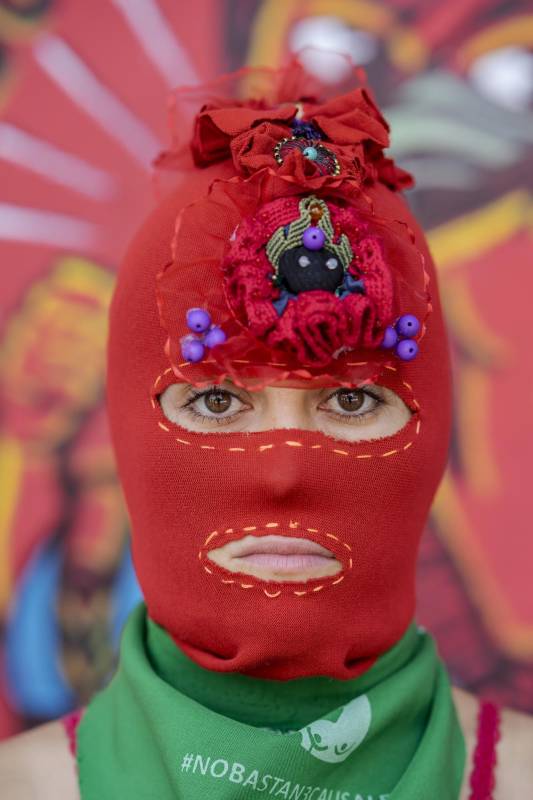 Las capuchas son confeccionadas y diseñadas por las mismas integrantes de los grupos feministas, para dar libertad de expresión a cada una de ellas. Foto: Luis Bernardo Cano