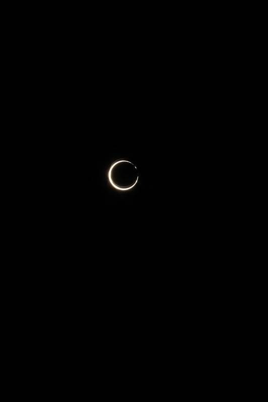 La luna se mueve delante del sol durante un eclipse anular de sol en el pueblo de Bullawala, en Dehradun, el 21 de junio de 2020. FOTO STR/AFP